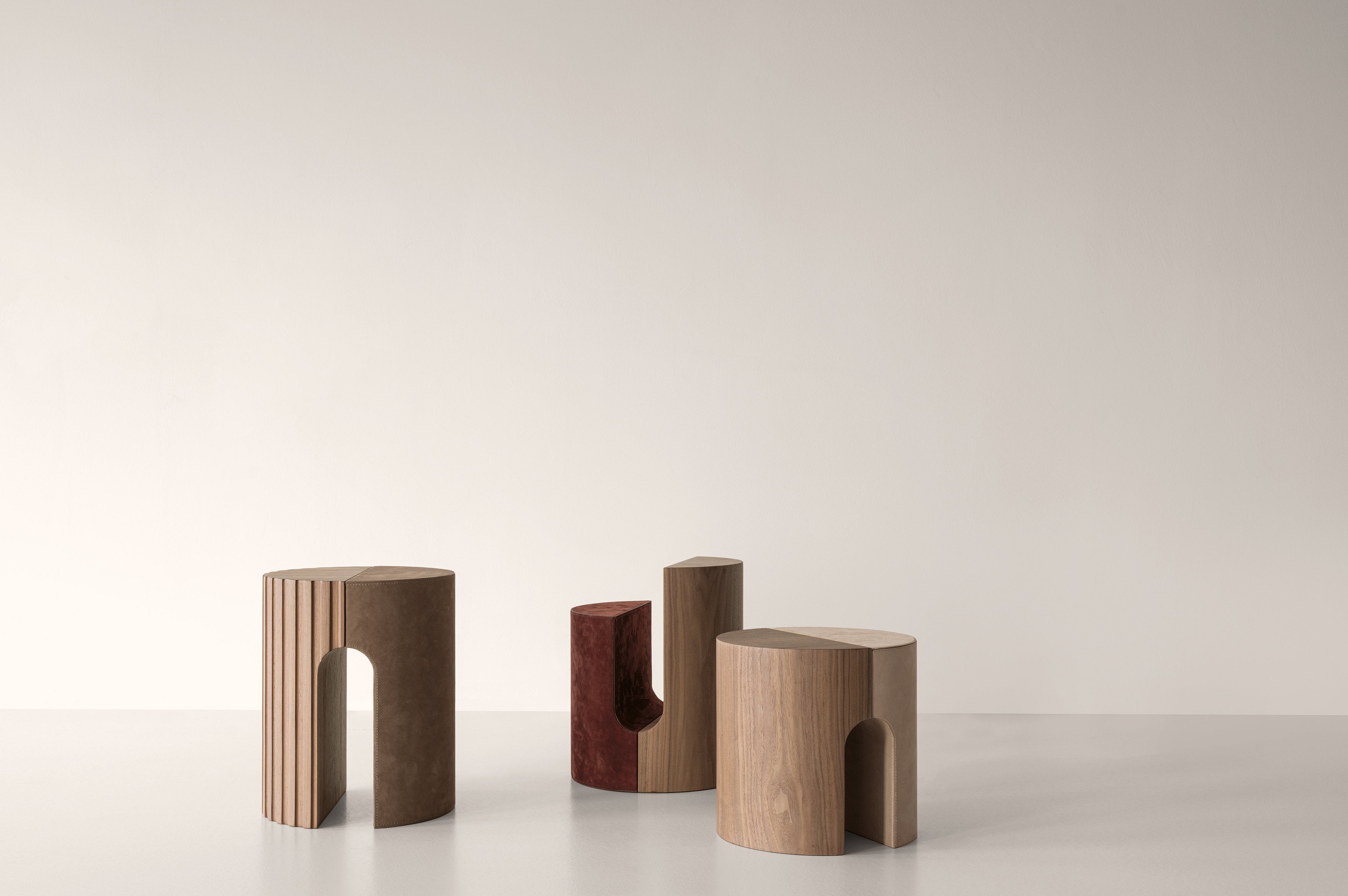 Tre tavolini Twins in pelle e legno disegnati da Emilio Nanni per Cierre1972, presentati al Salone del Mobile 2025.