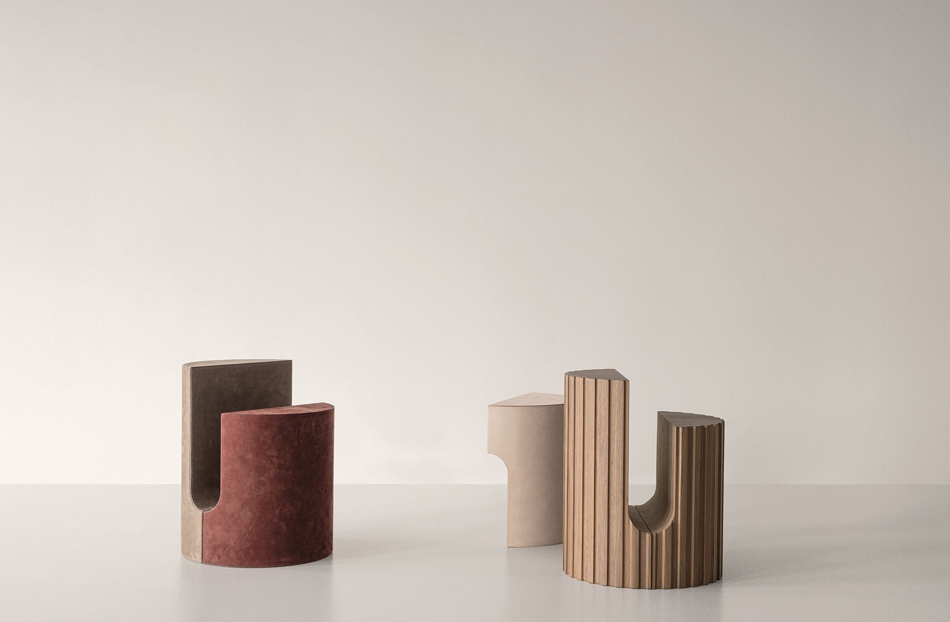 Tavolini Twins in pelle e legno naturale fotografati in composizione minimale.