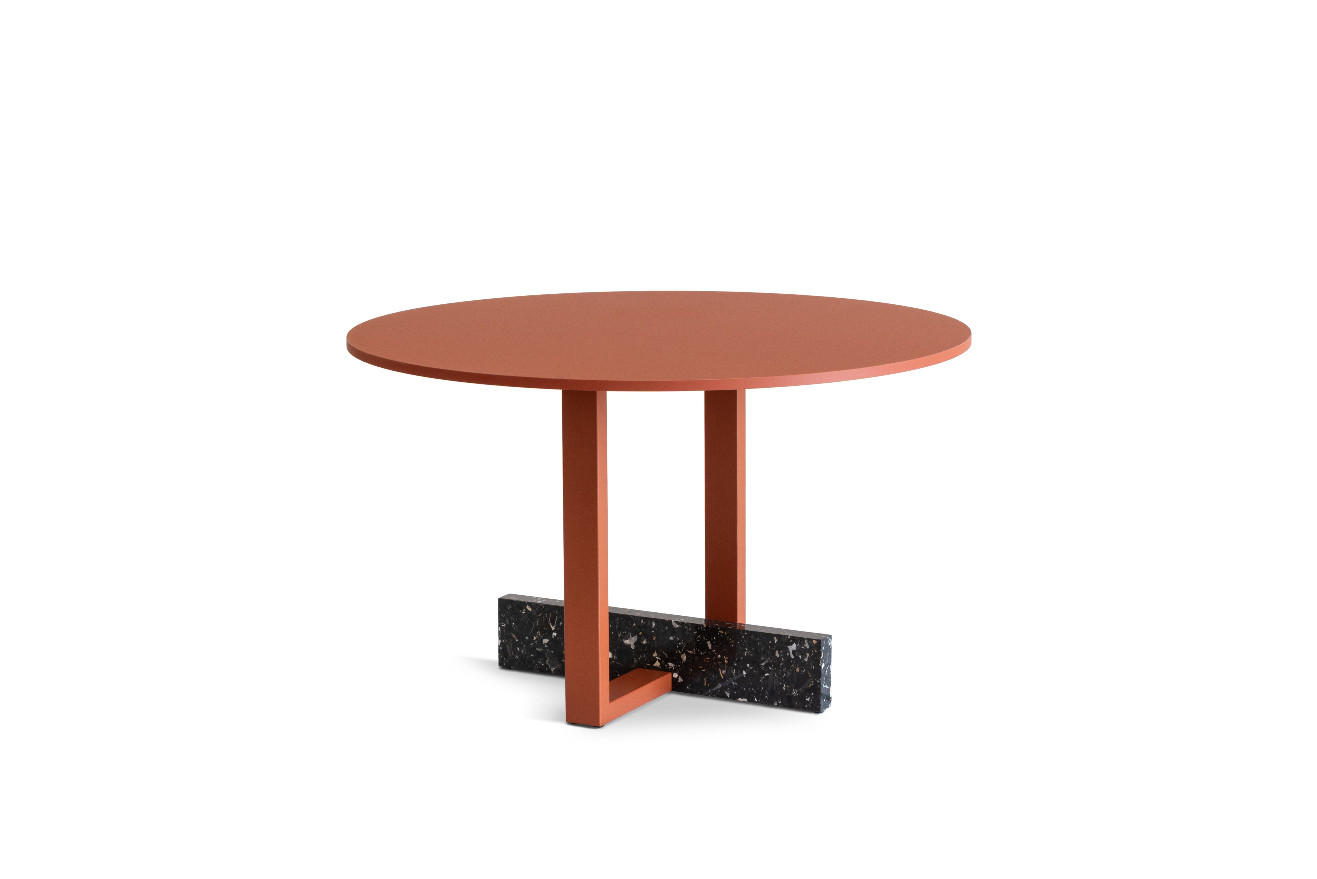 Vista laterale del tavolo Pied-à-Terre Magis con struttura in acciaio arancio rosso terracotta e zavorra in marmo riciclato nero