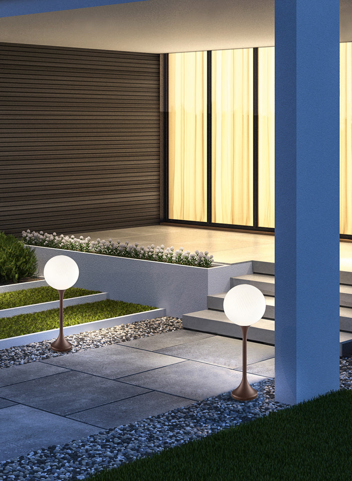Tee Outdoor – lampade da esterno sferiche in polietilene con struttura in metallo verniciato