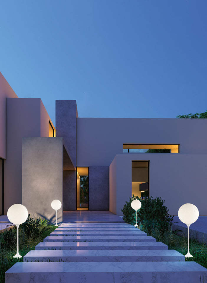 Tee Outdoor – lampade da esterno sferiche in polietilene con struttura in metallo verniciato