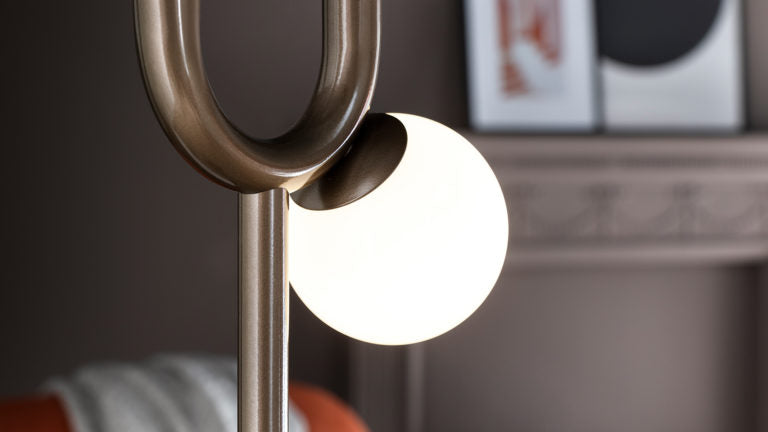 Lampada da terra Visio Masiero con elemento a forma di orecchio e sfera in vetro