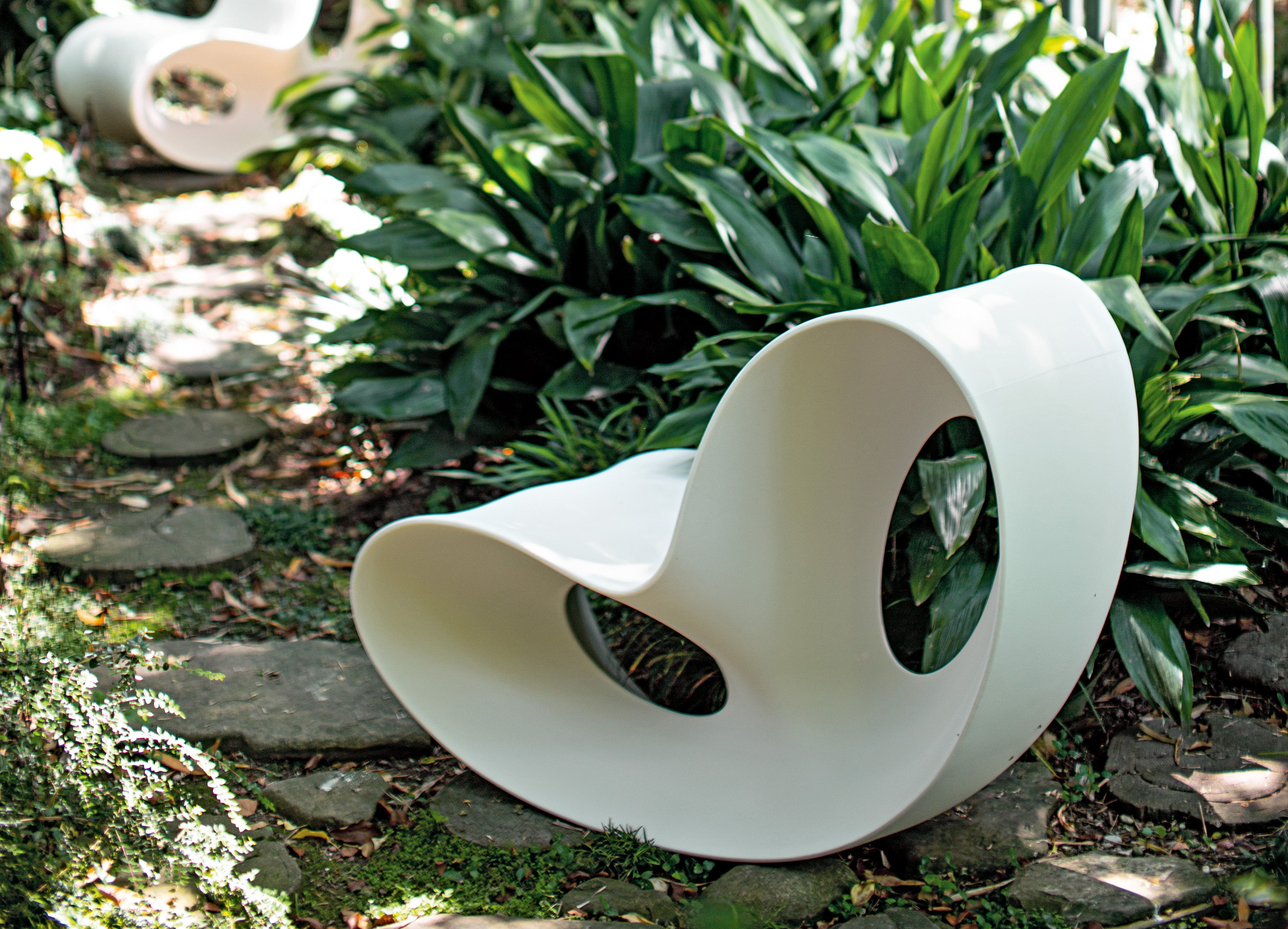 poltrona voido magis bianca per giardino