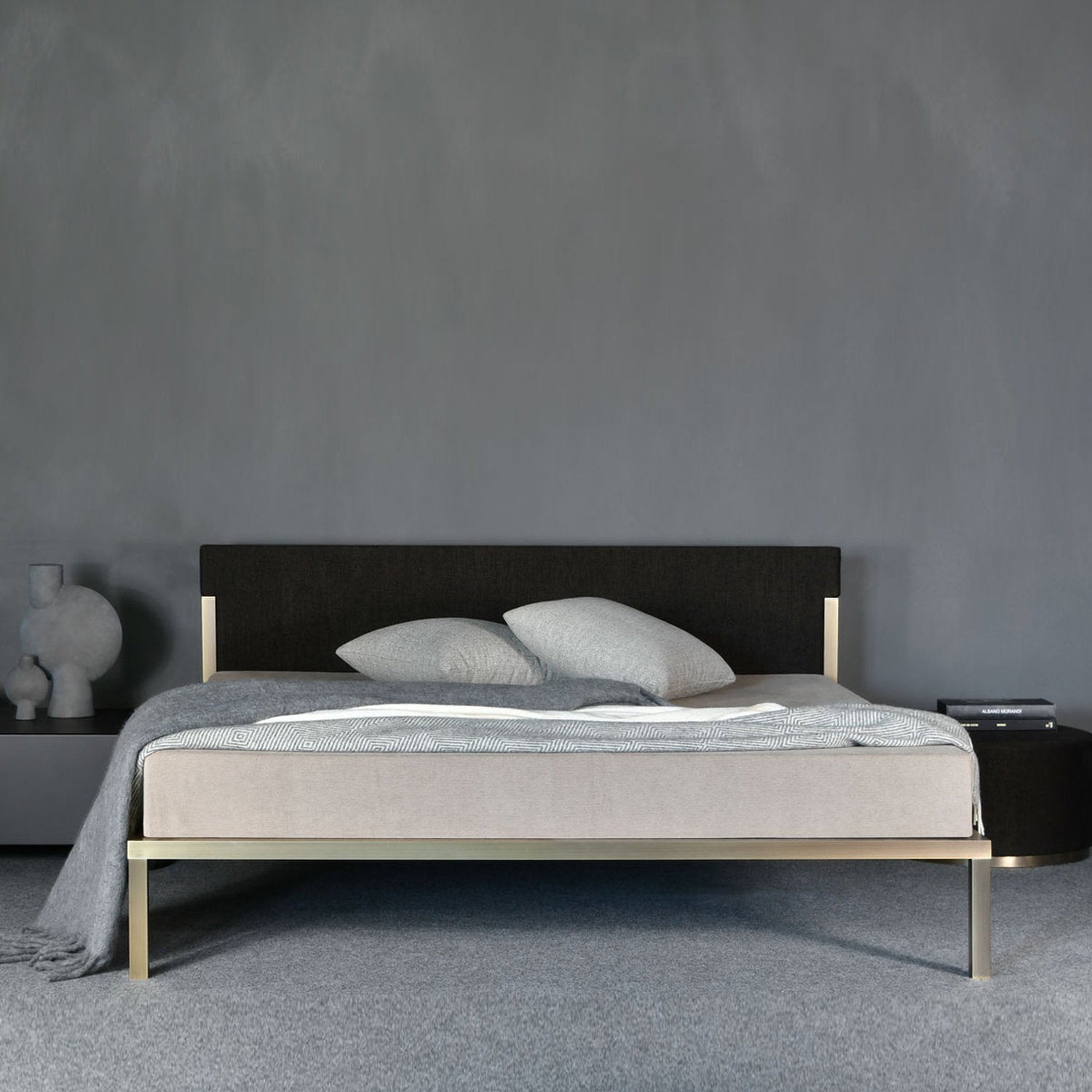 Letto elegante in ottone xam con testiera imbottita in tessuto