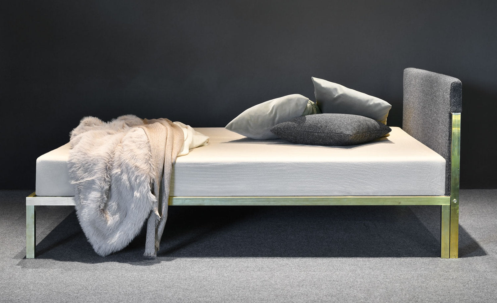 vista laterale letto x one brass basic di xam in ottone con testiera in tessuto