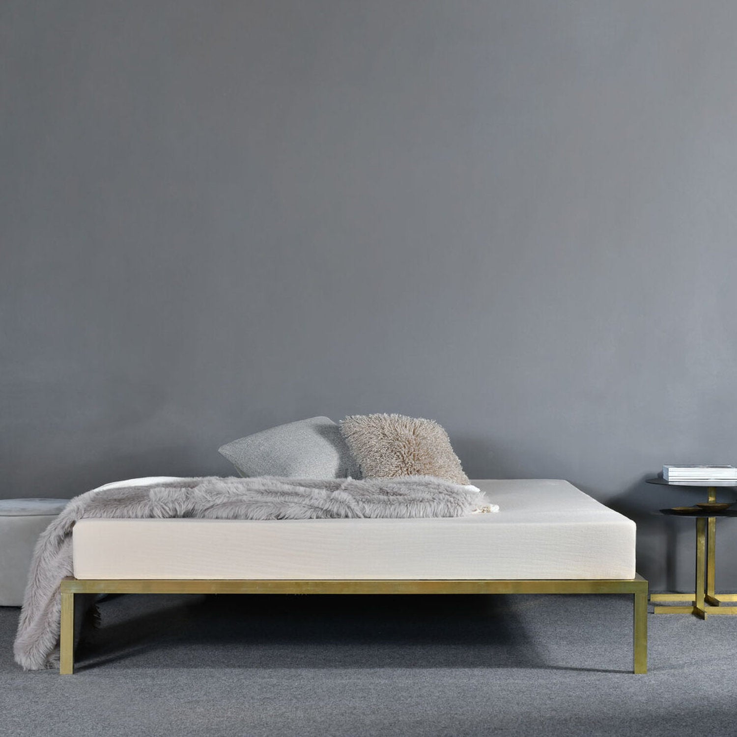 letto in ottone xam con tavolini abbinati in ferro ed ottone