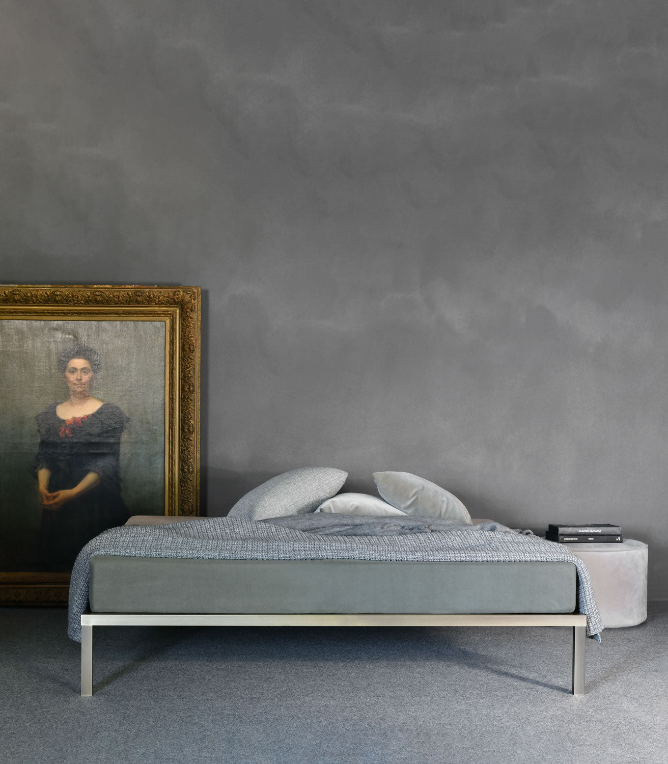Letto minimal con struttura in ottone di xam in contesto contemporaneo