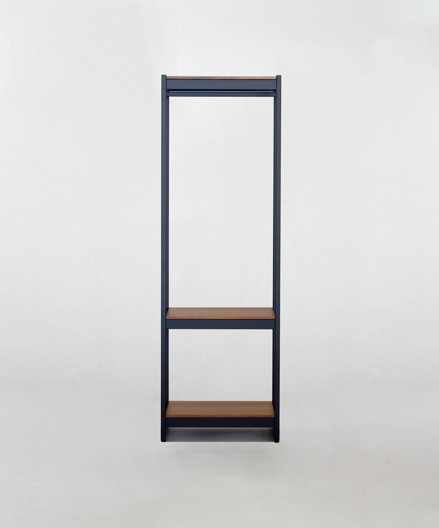 Appendiabiti Vestia Medium xam con struttura acciaio verniciato antracite e ripiani legno naturale