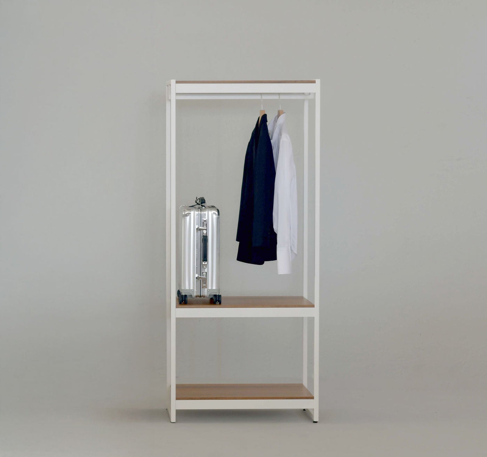 Appendiabiti modulare Vestia Large xam bianco con ripiani legno e valigia, struttura acciaio verniciato