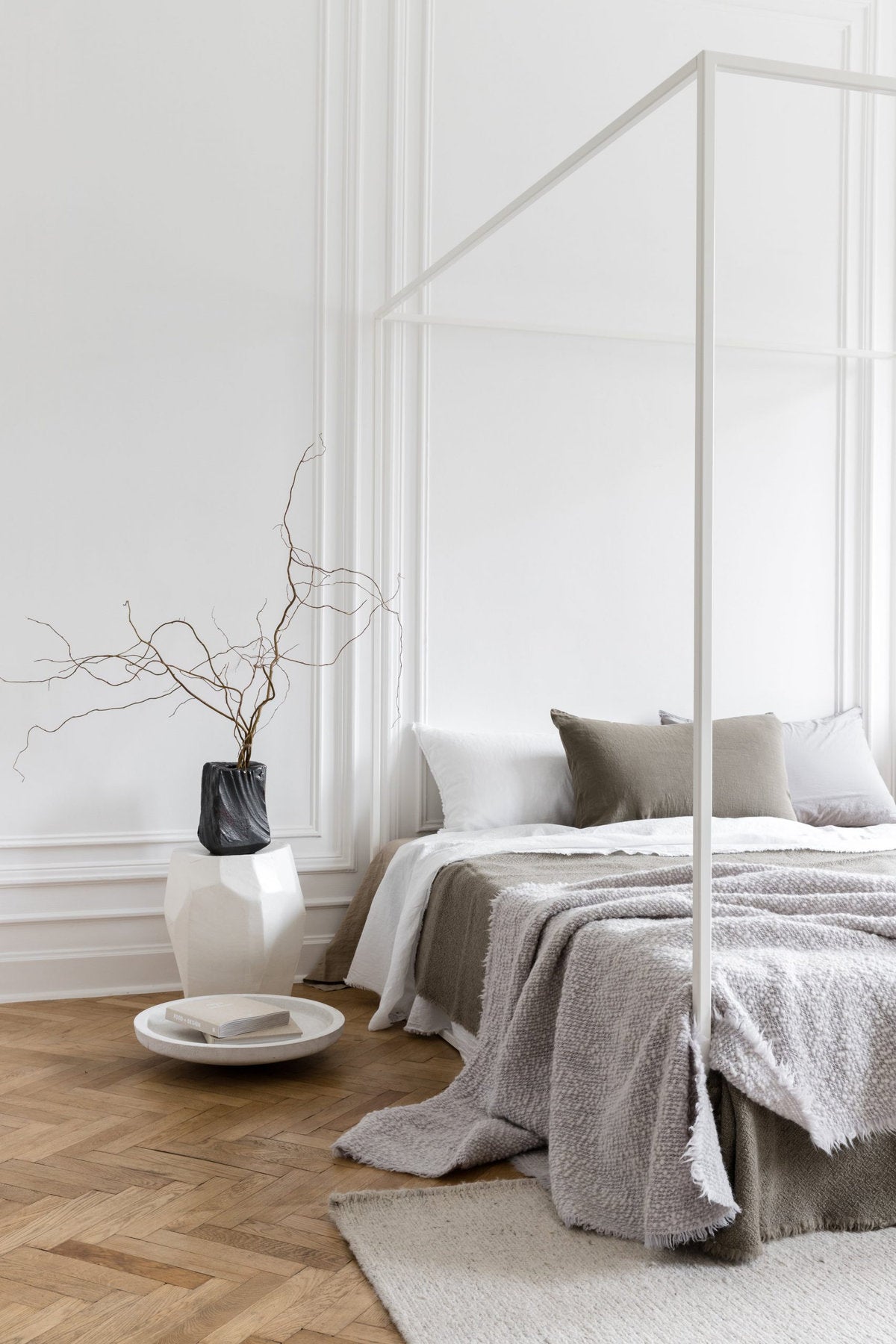 Letto Xam Asha in struttura bianca con biancheria grigia e beige, fotografato in una stanza classica con parquet