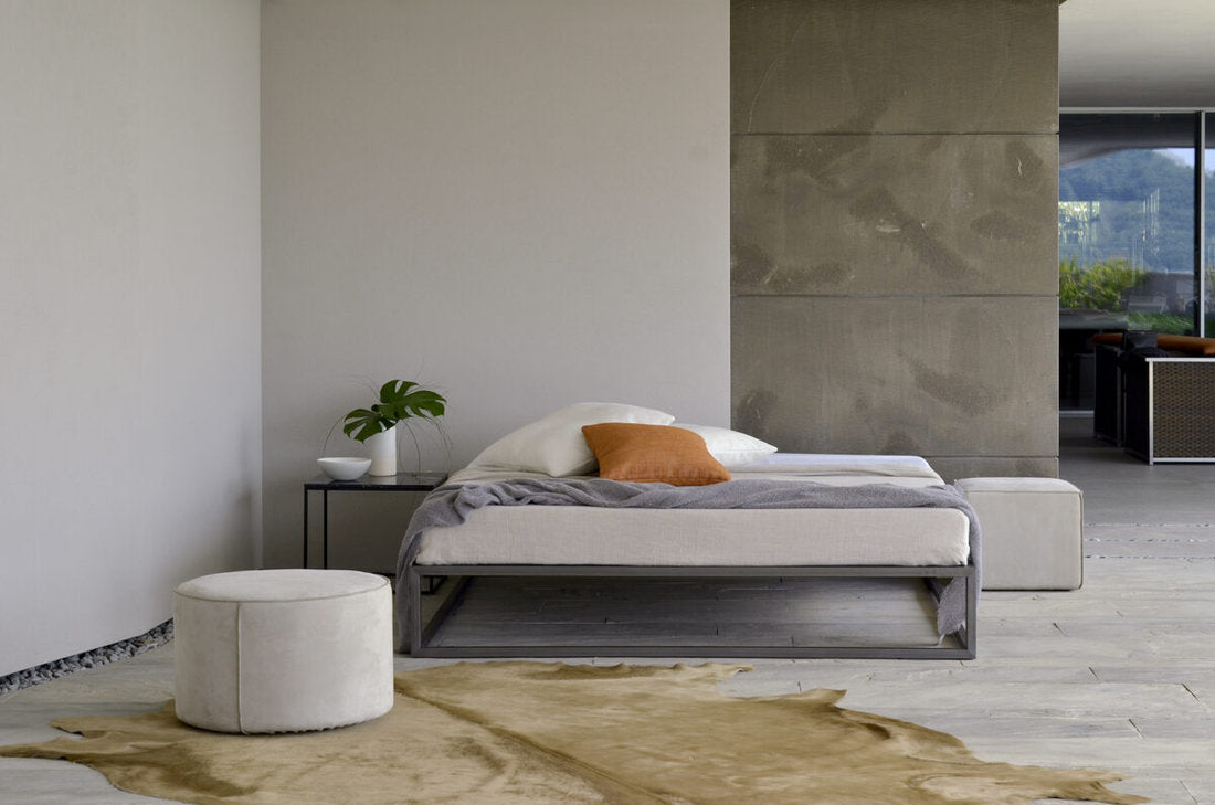 Letto Asha Basic 3.0 Xam in ambiente chiaro con pareti neutre e sedute coordinate