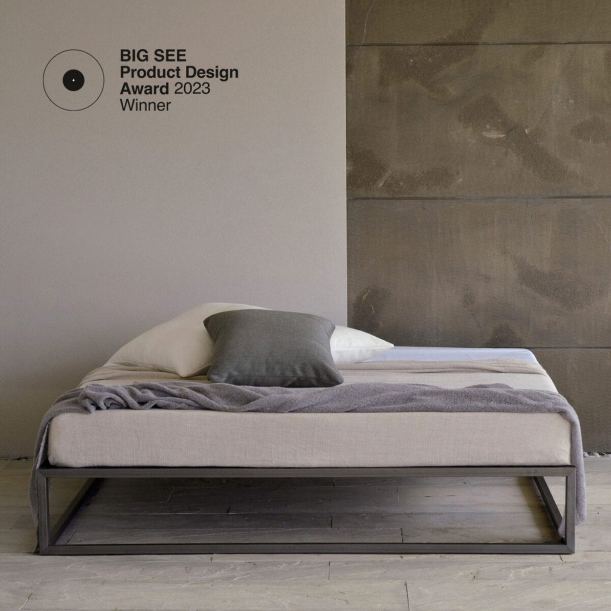 Letto Asha Basic 3.0 premiato Big See Design Award 2023, ambientazione neutra
