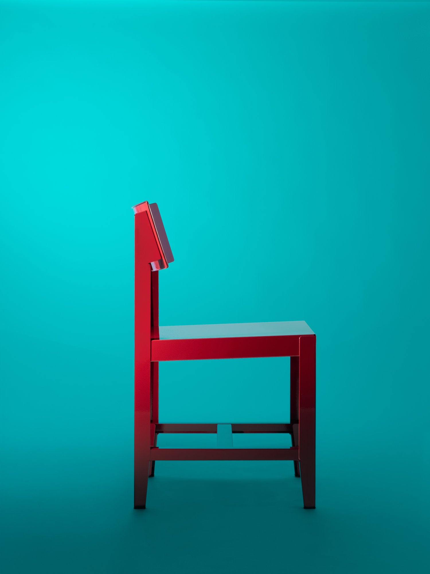 Vista laterale sedia Bishop Magis in lamiera lucida rossa - design Konstantin Grcic