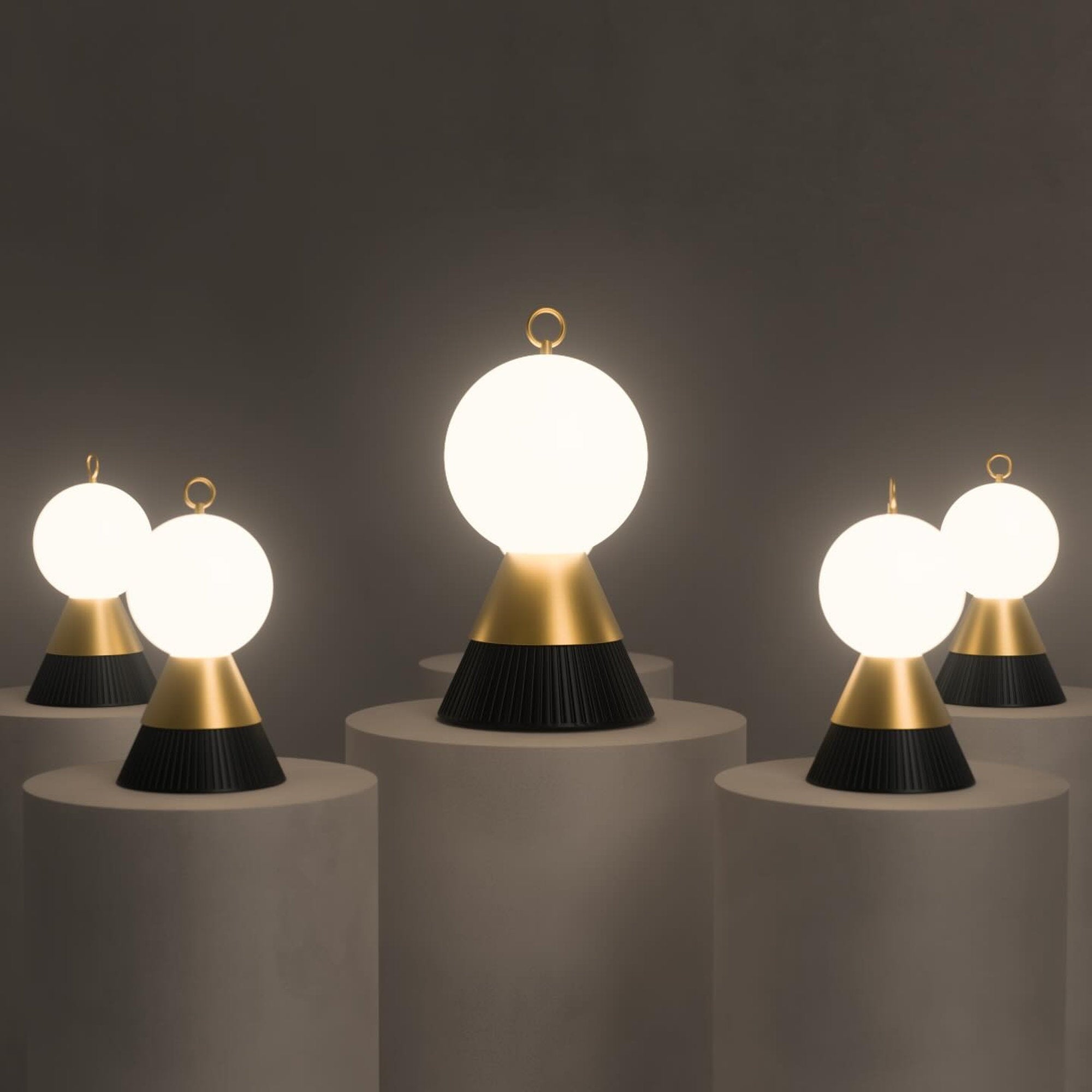 Lampada Bozu Masiero in due differenti dimensioni, small e medium