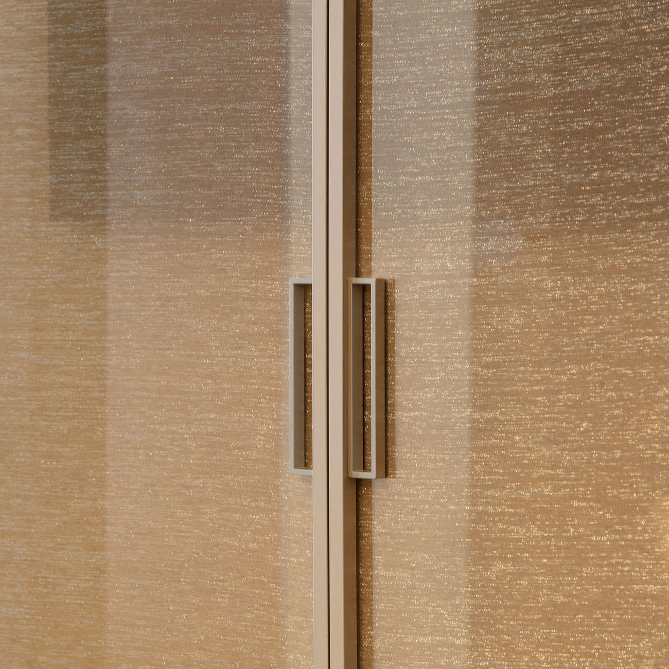 Dettaglio maniglie su porte scorrevoli in vetro Bellagio Viva Porte, profilo in alluminio