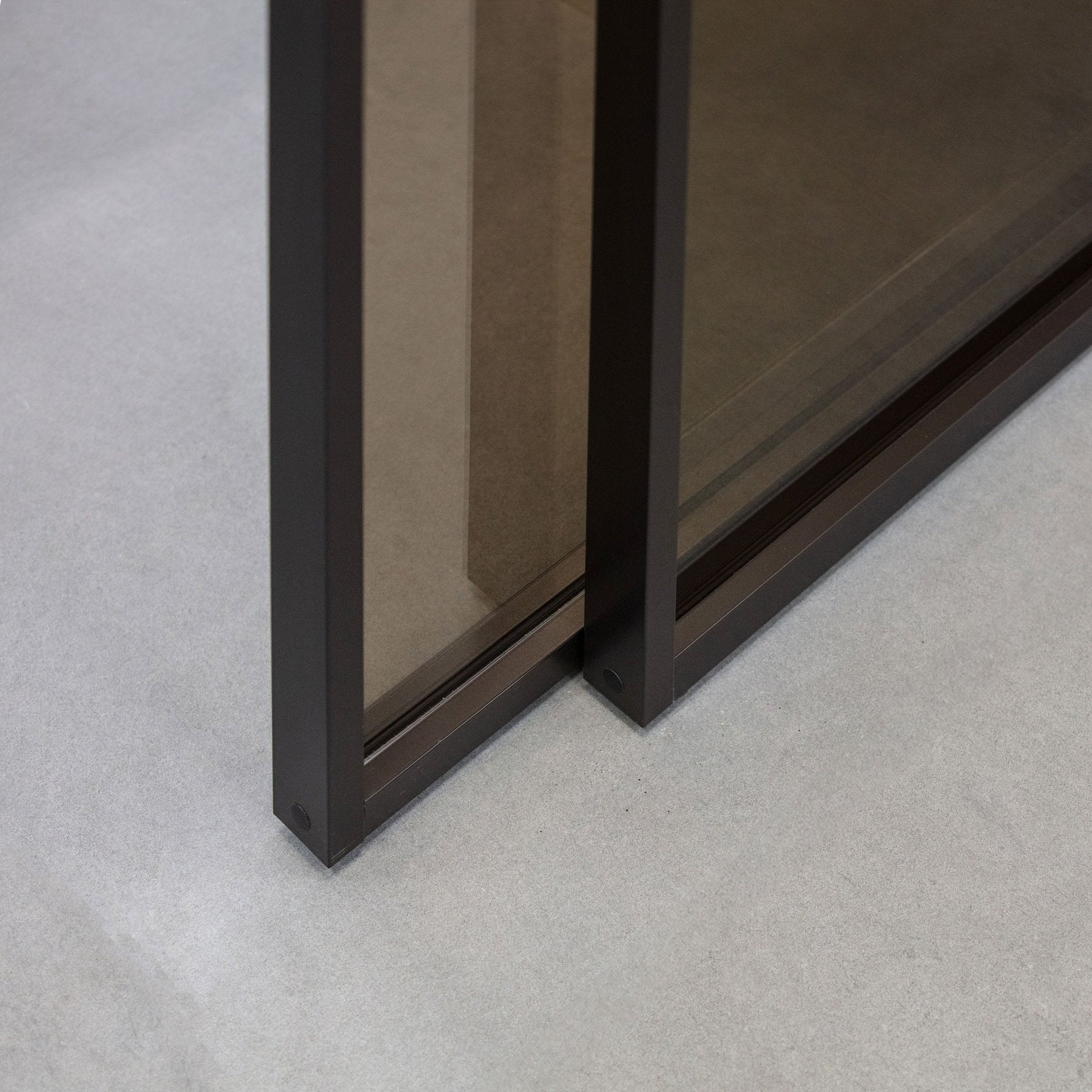 Dettaglio guida a pavimento e profilo di porta scorrevole in vetro Bellagio Viva Porte