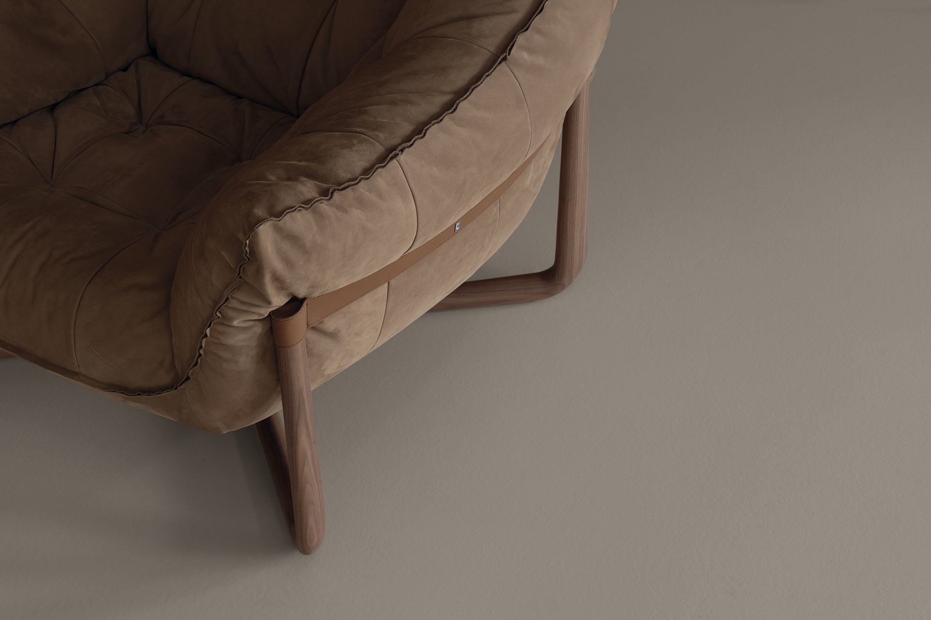 Dettaglio Poltrona Donald Cierre1972 in pelle marrone con base in legno incrociato
