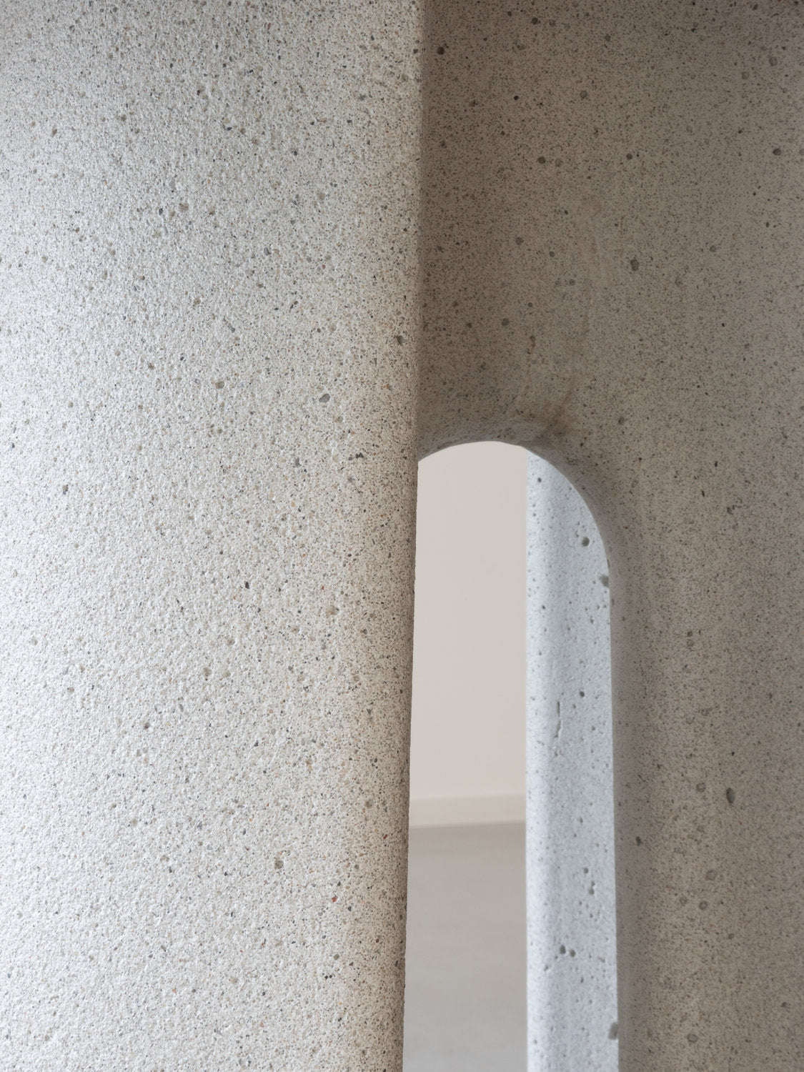 Dettaglio base in cemento con nervature del tavolo rotondo Ancora di Magis