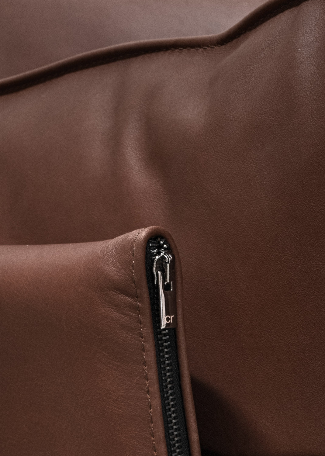 Dettaglio cucitura e cerniera divano Divine by Cierre Imbottititi in pelle marrone