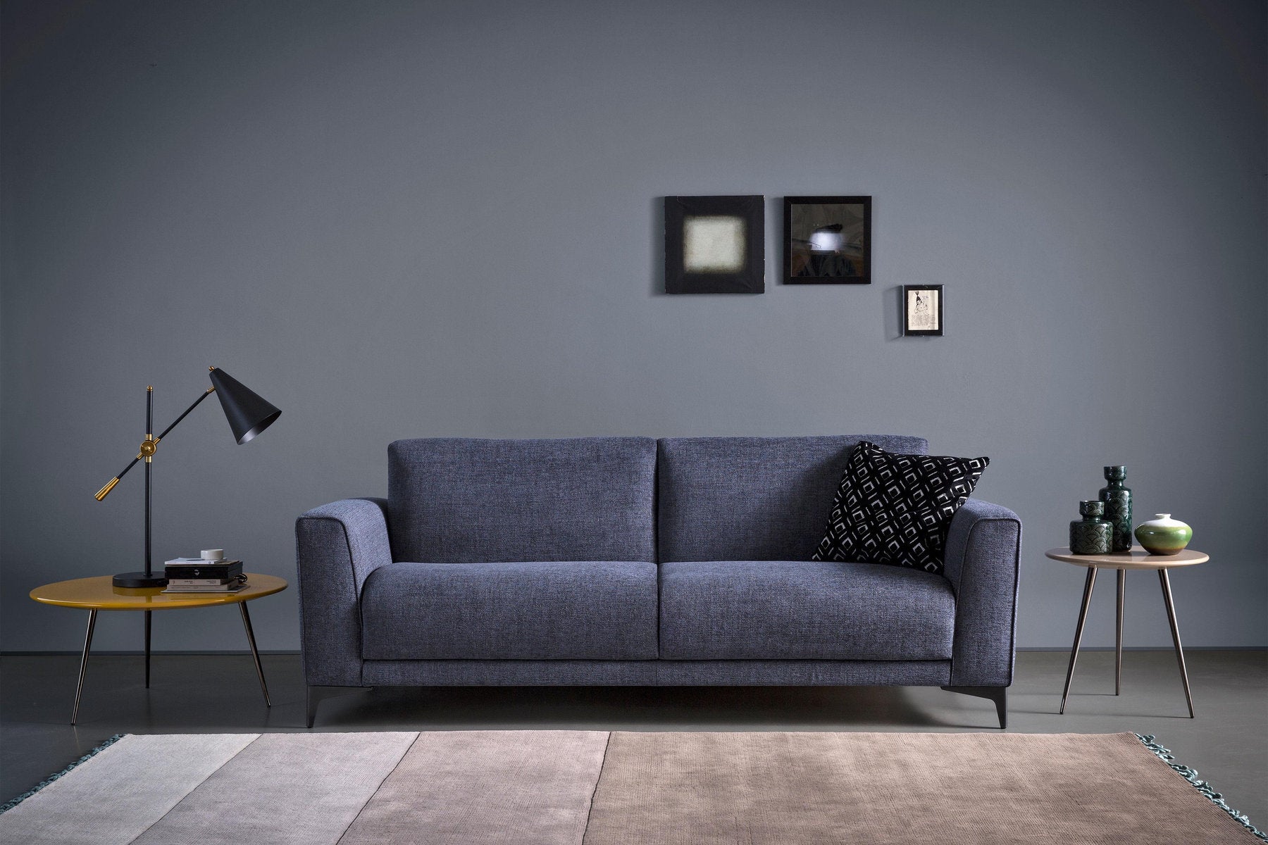 Divano letto Bedford Bodema, schienali bassi e braccioli profilati, tessuto blu grigio