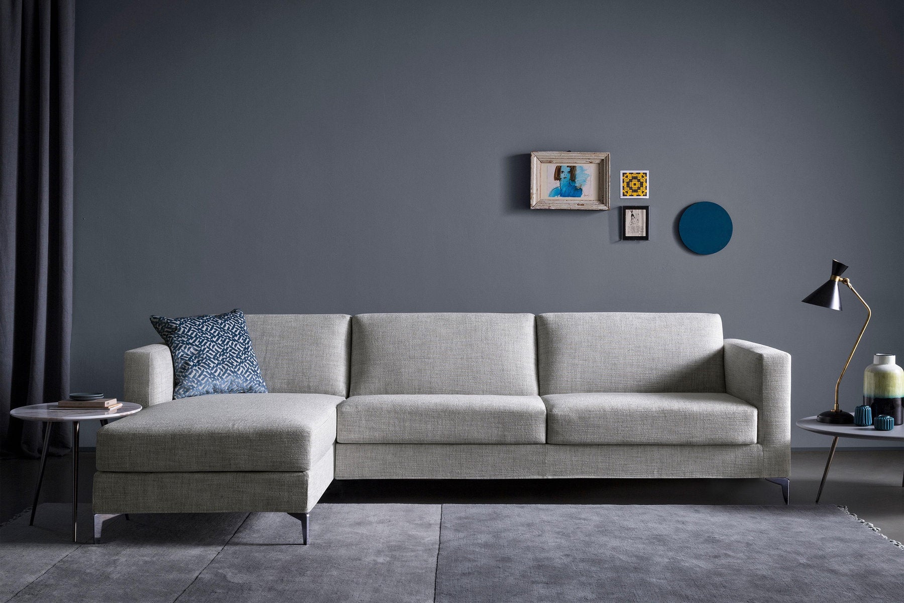 Divano letto design con penisola Richard, composizione ad angolo in ambientazione moderna
