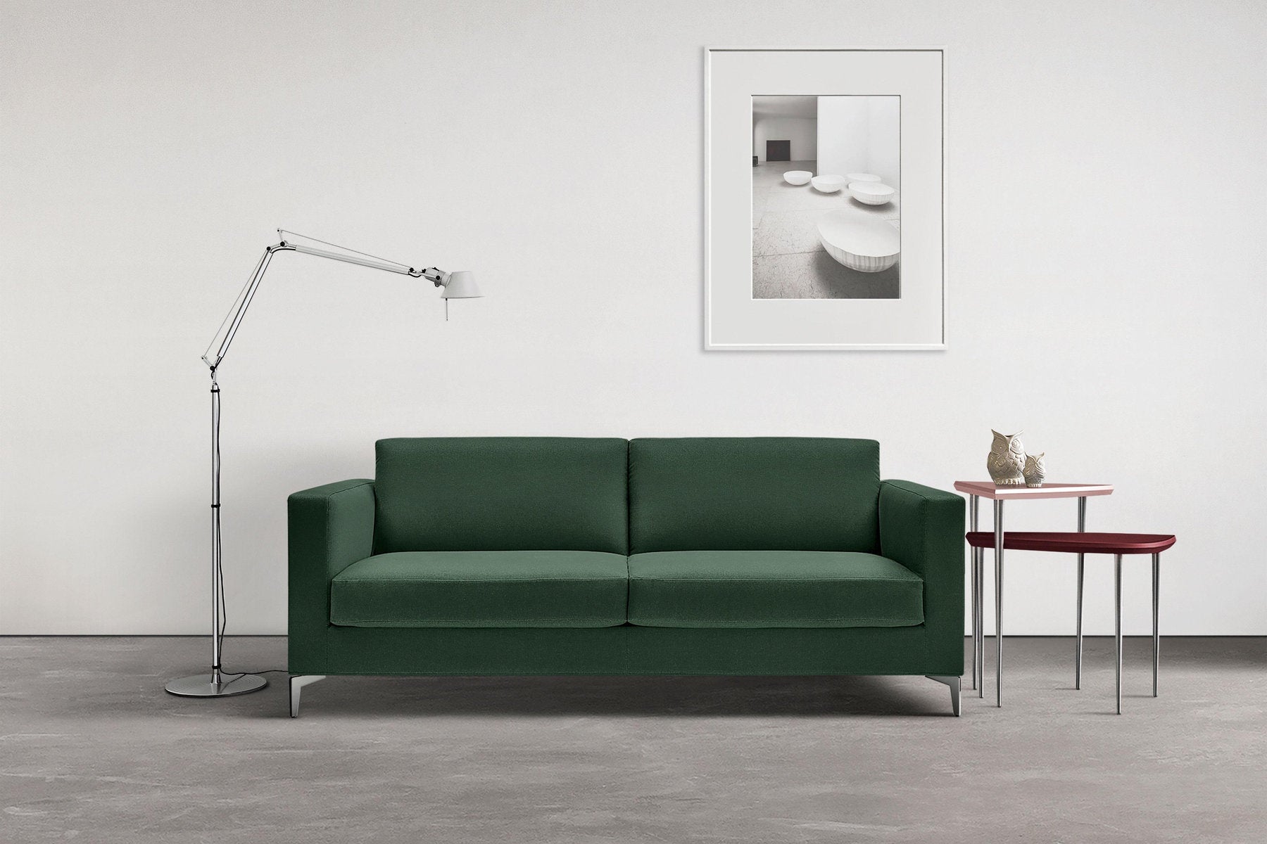 Divano letto modulare Richard in velluto verde, ambientazione minimal con lampada da terra