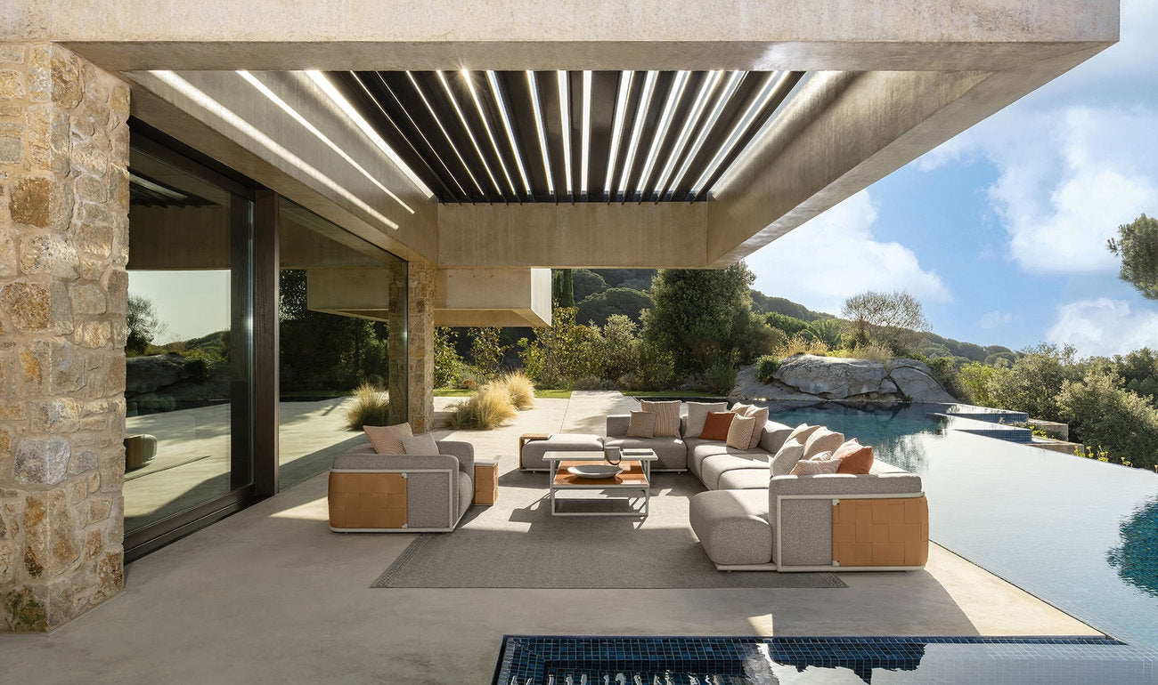 divano outdoor Tressé Talenti su terrazza con piscina e vista panoramica