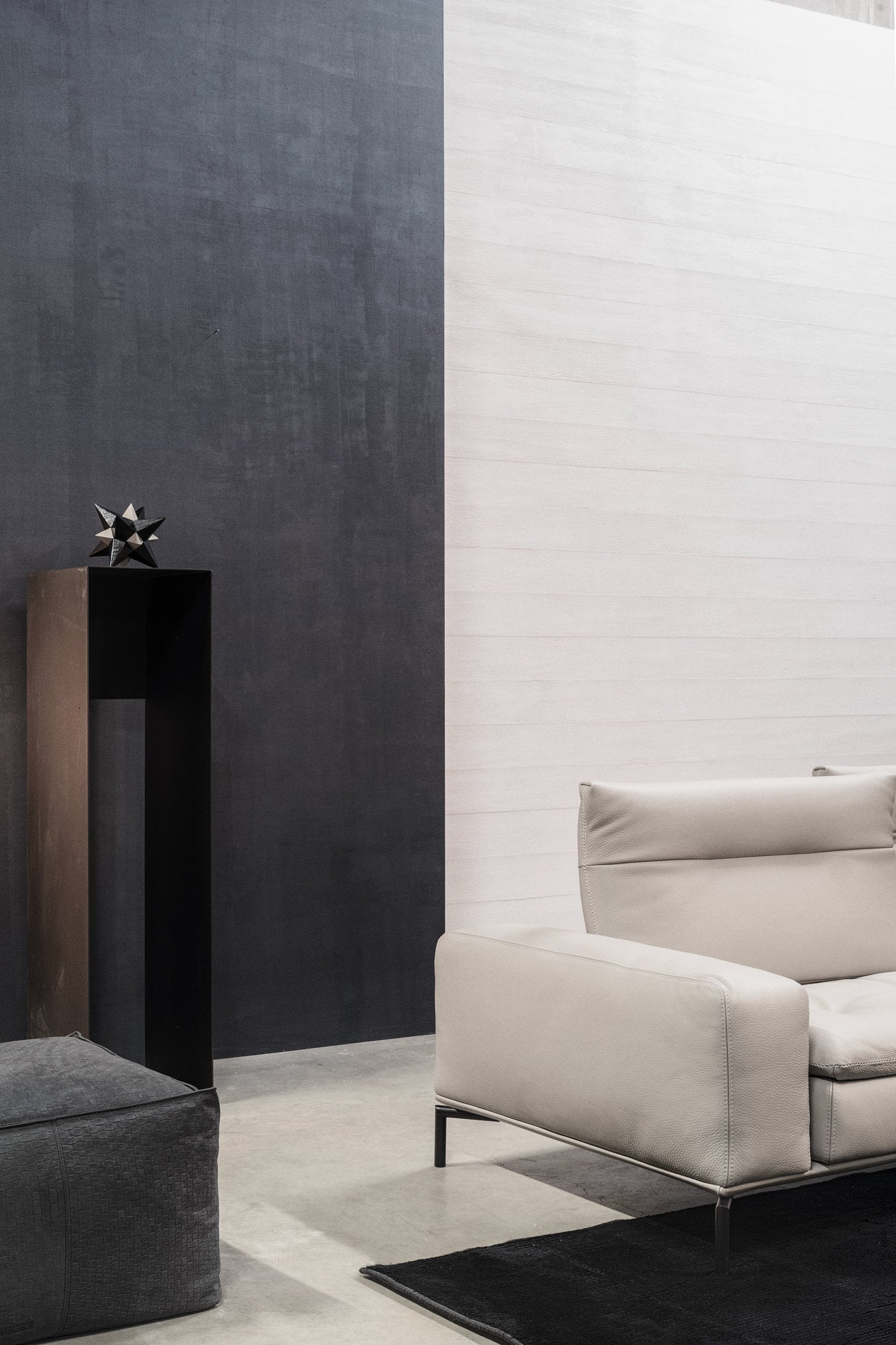 Dettaglio del bracciolo del divano Carlton di Cierre in pelle chiara