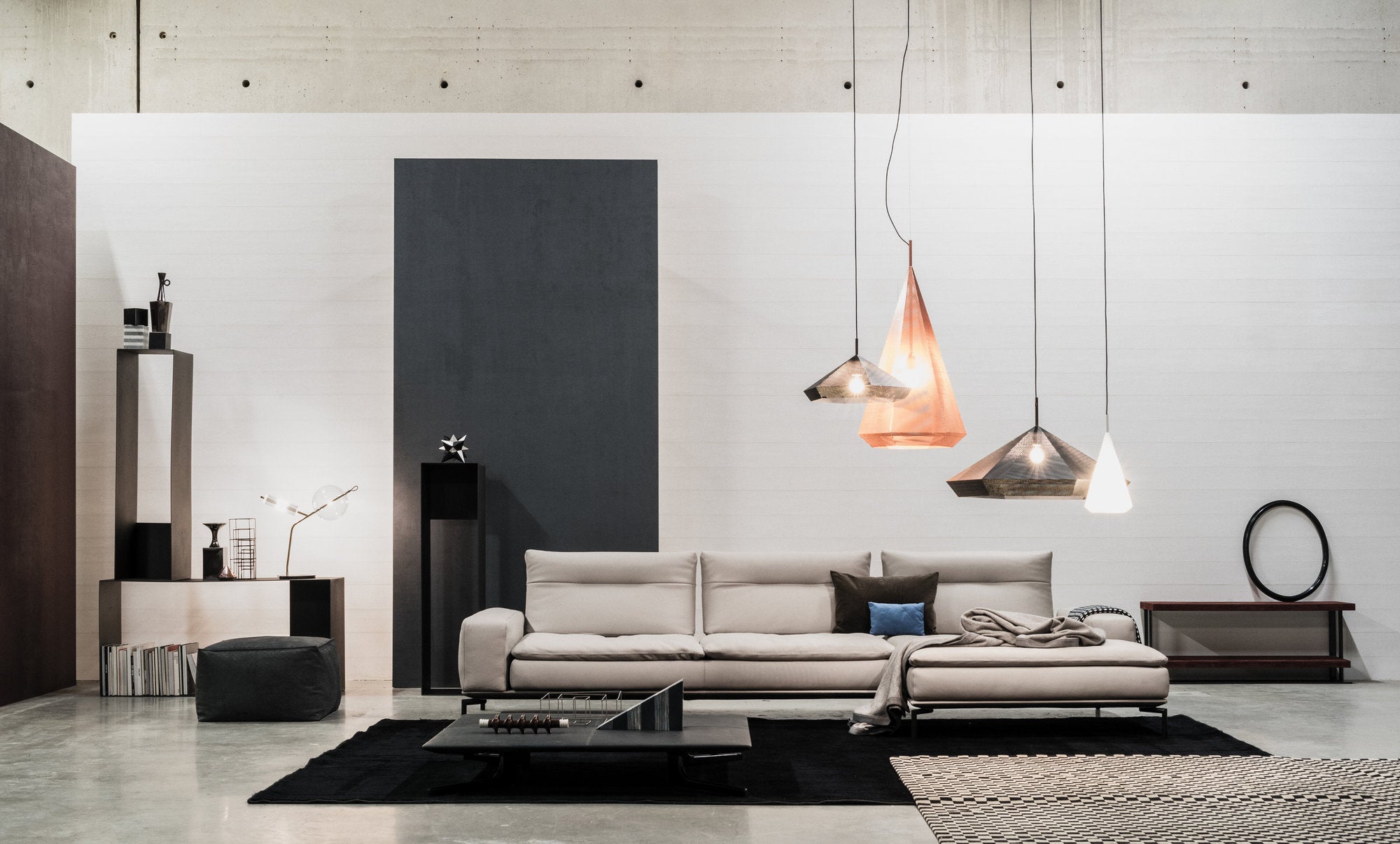 Vista frontale del Divano Carlton di Cierre in pelle ghiaccio in contesto minimal