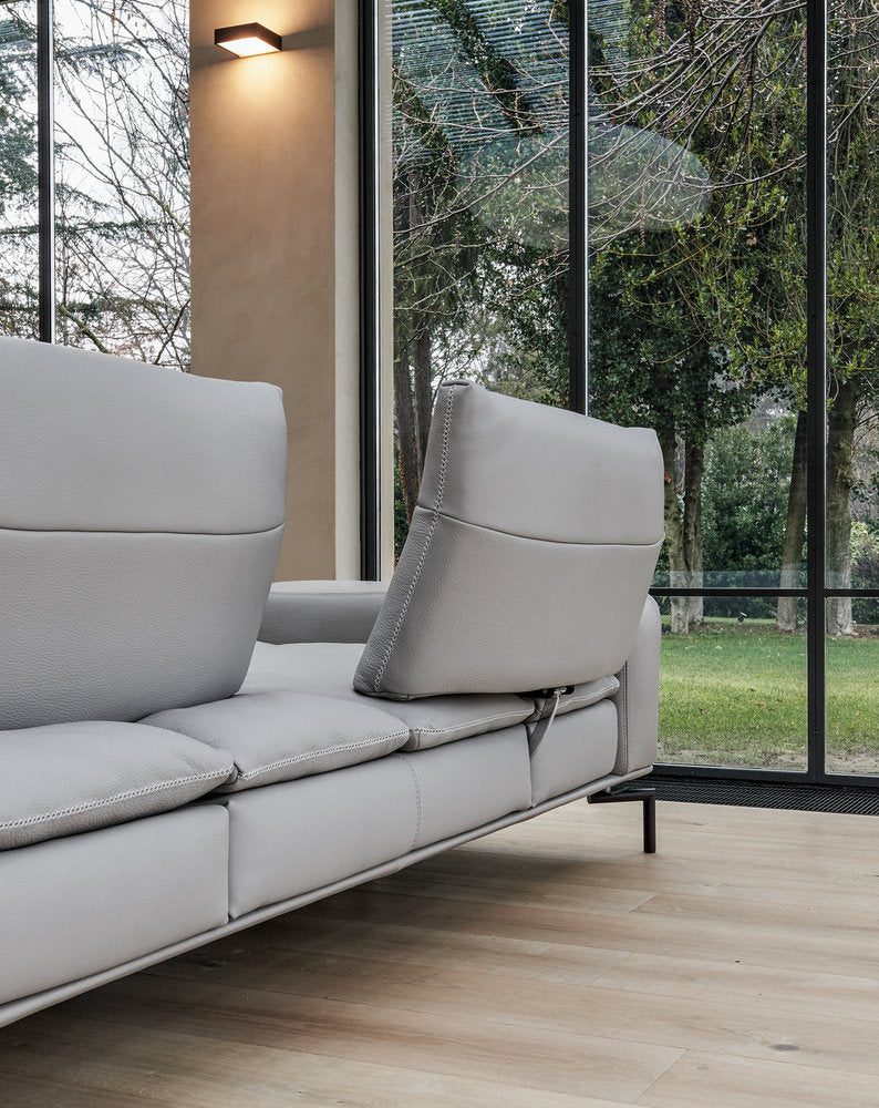 Dettaglio dello schienale regolabile del divano Carlton di Cierre Imbottiti