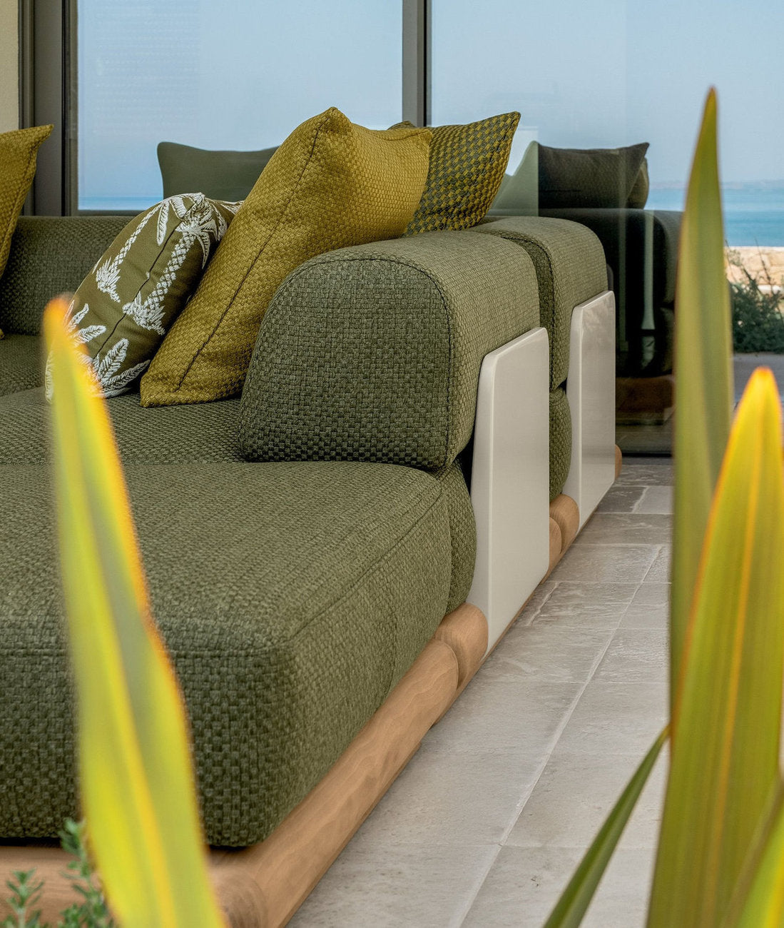 Dettaglio divano outdoor Itaca Talenti di Carlo Colombo con tessuto verde e base in Accoya®