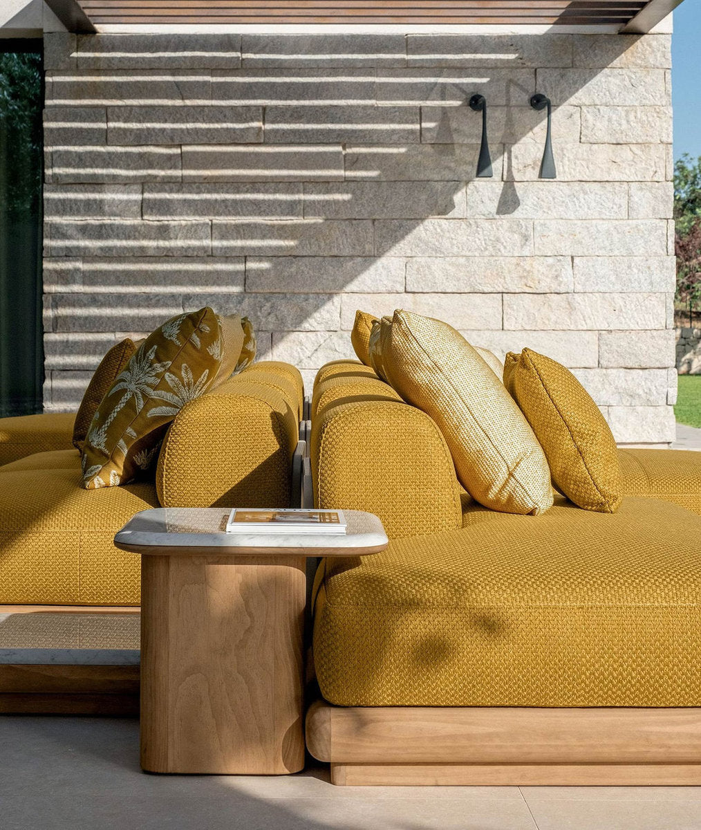 Dettaglio del divano modulare outdoor Itaca Talenti con rivestimento giallo e tavolino laterale