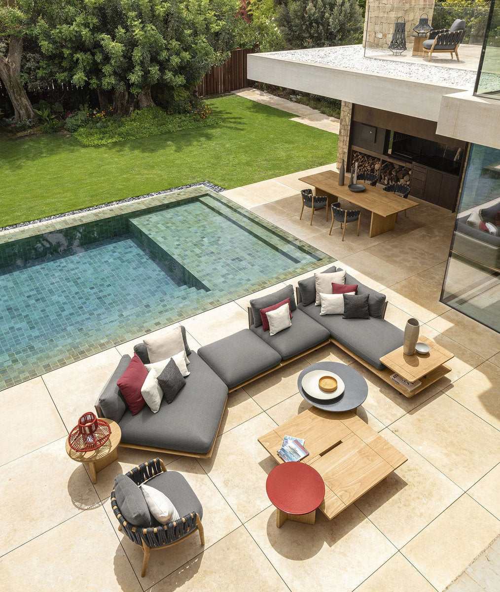 Divano per esterni Talenti Venice con tavolini coordinati su terrazza contemporanea