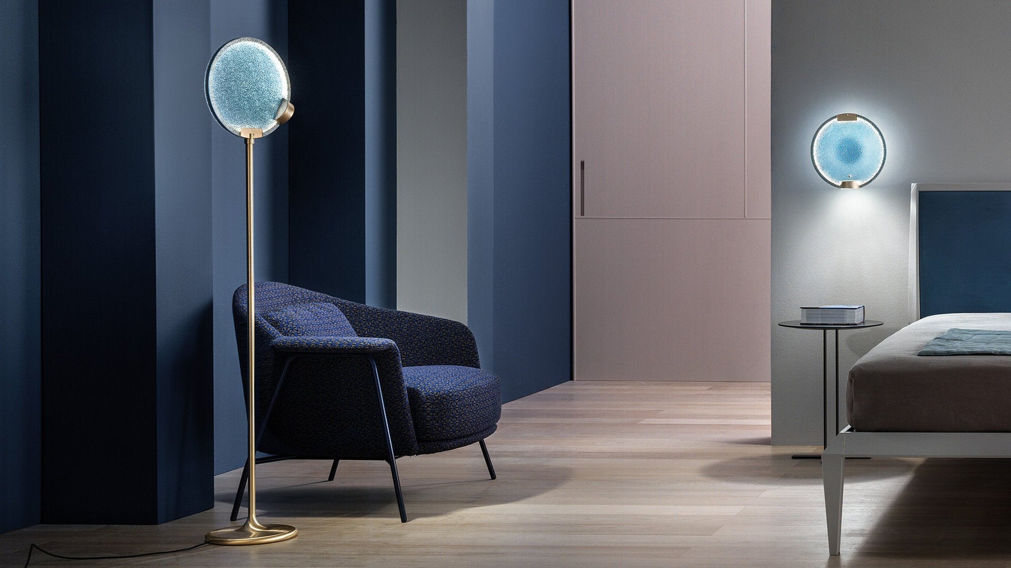 Applique e piantana Horo Masiero in vetro prismatico azzurro in camera da letto dai toni blu
