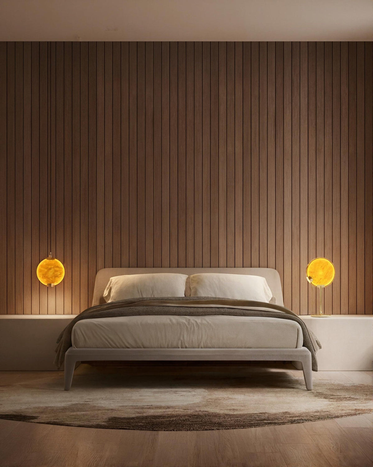 Camera da letto con lampade Horo di Masiero in vetro ambrato, una a sospensione e una da tavolo, ai lati del letto.