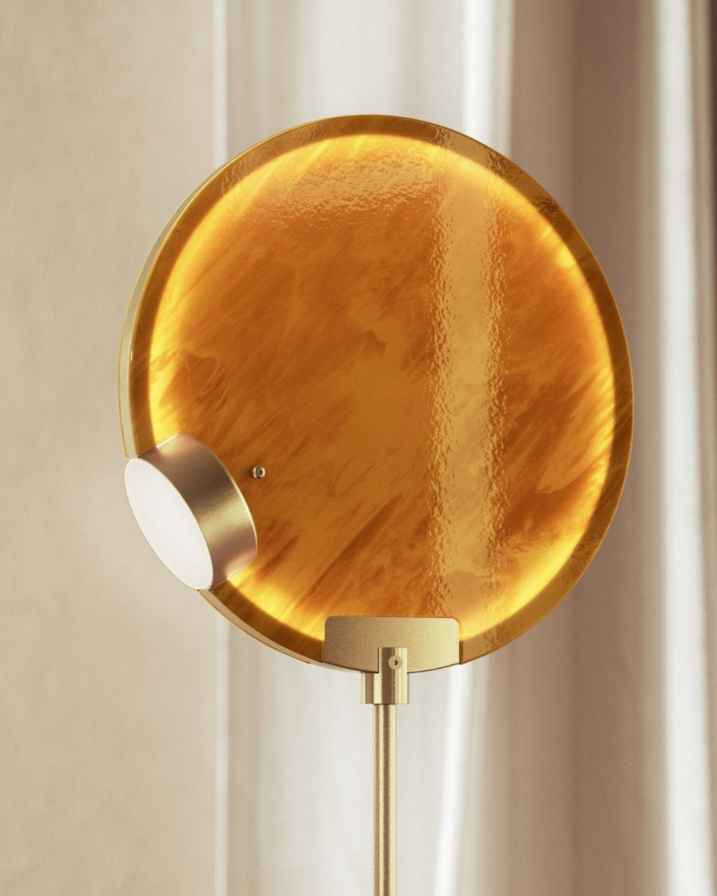 Primo piano della lampada da terra Horo di Masiero, con disco in vetro ambrato dall'effetto marmorizzato e dettagli dorati.