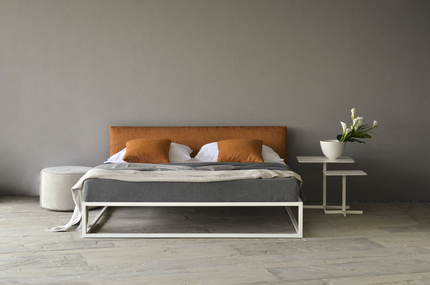 Letto Asha Basic 3.0 con testata in tessuto arancio e struttura bianca, vista frontale simmetrica