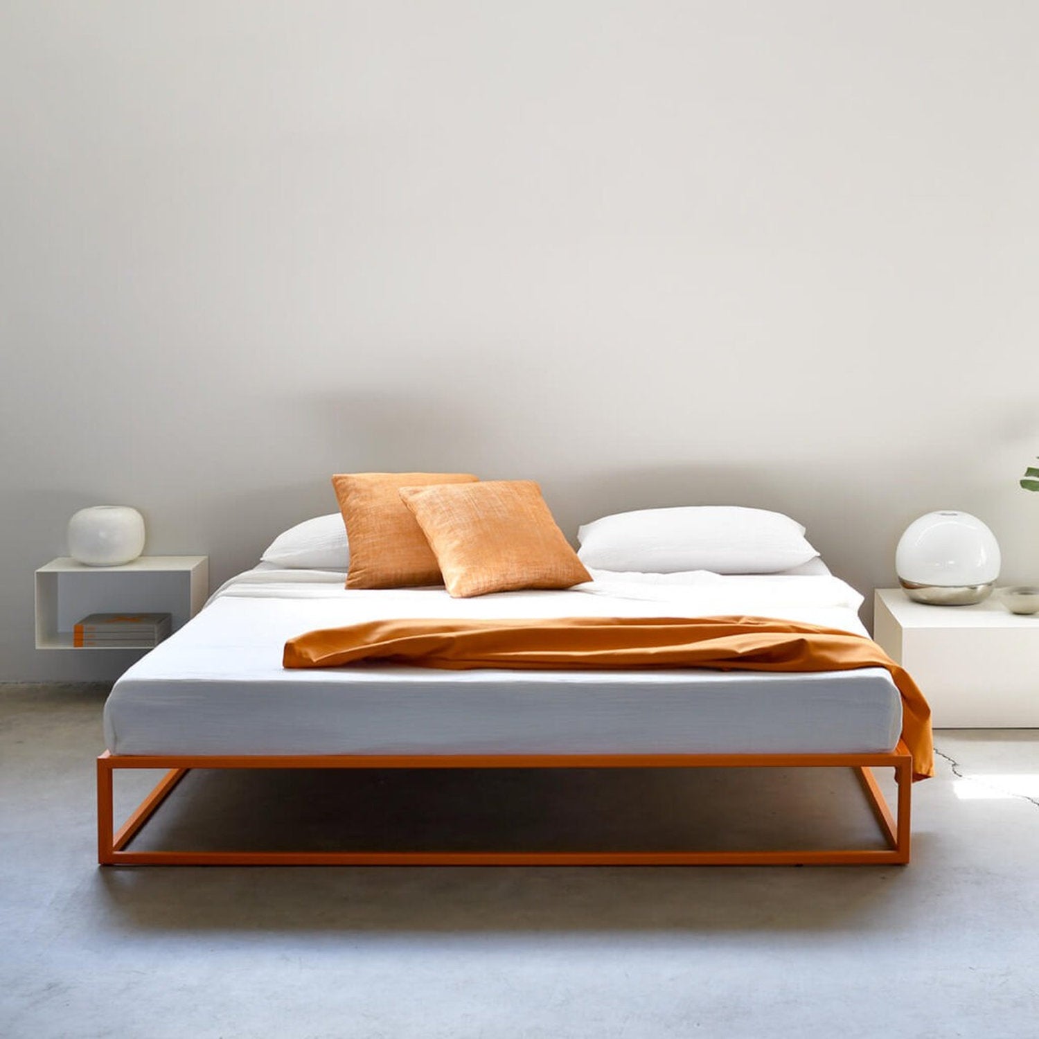 Letto Asha Basic con telaio arancione e tessili bianchi e arancio in ambiente moderno