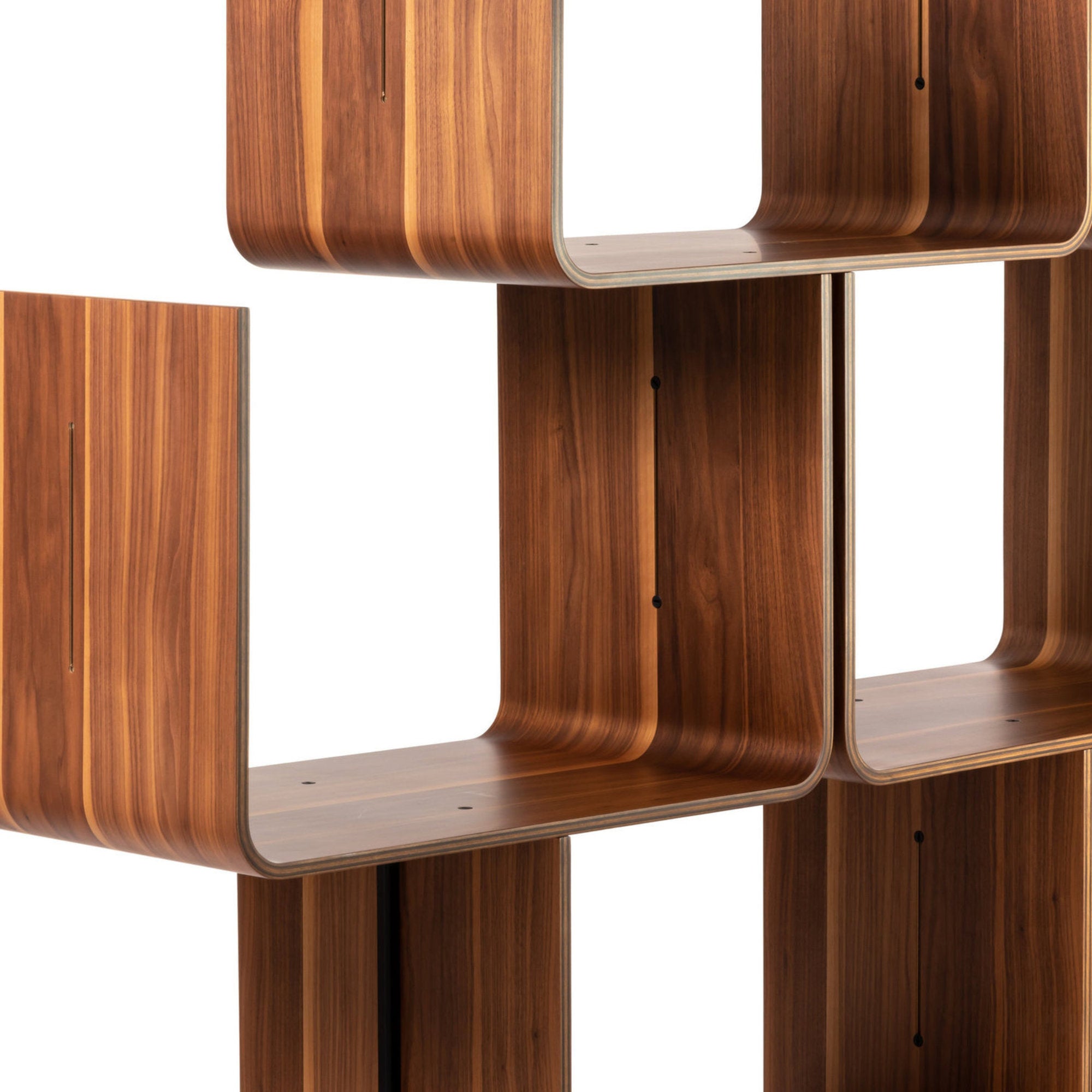 Dettaglio libreria design Elysee di Pierre Paulin per Magis in noce canaletto