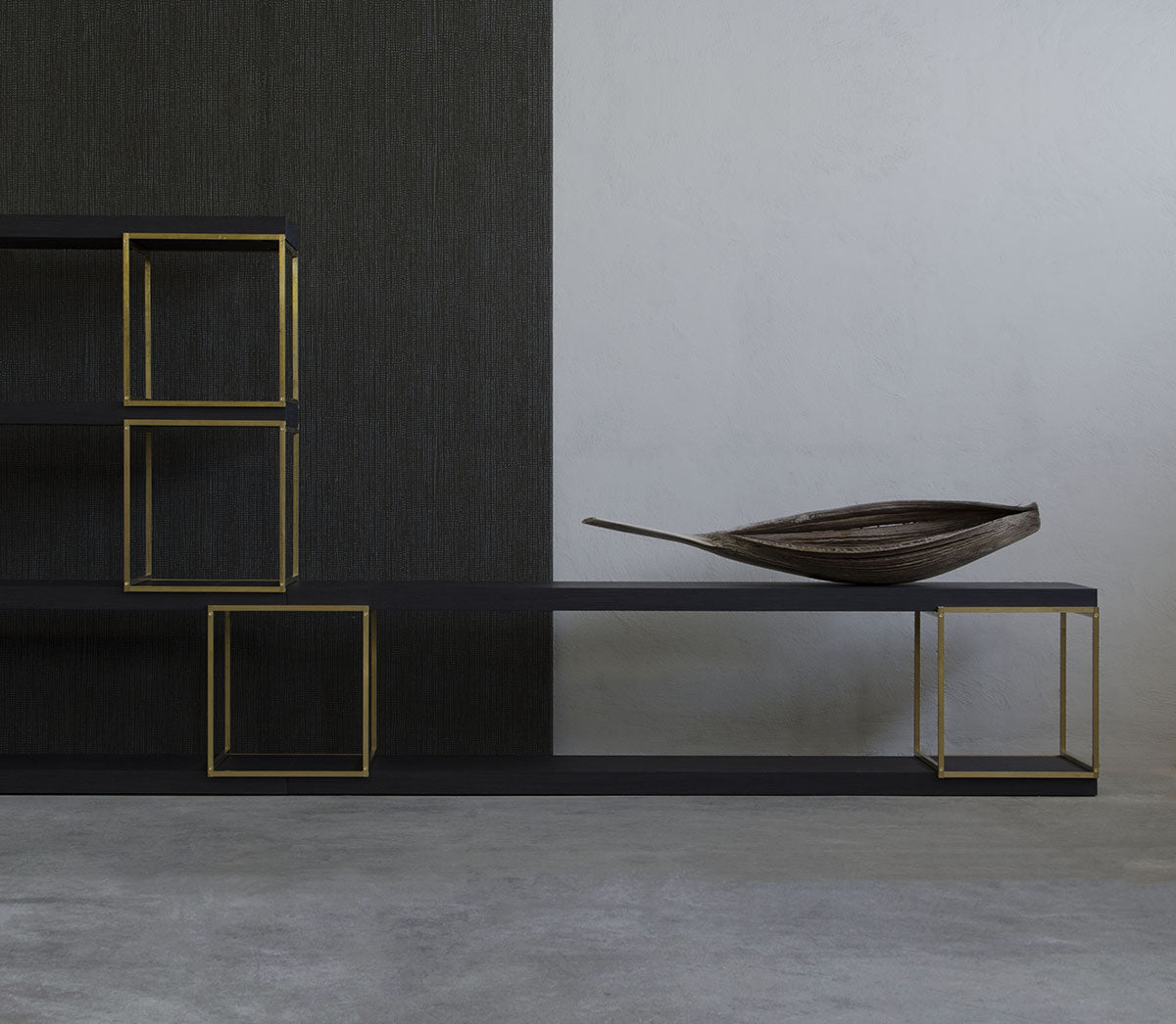 Libreria modulare New York Xam configurazione bassa ottone e mensole nere ambiente minimal