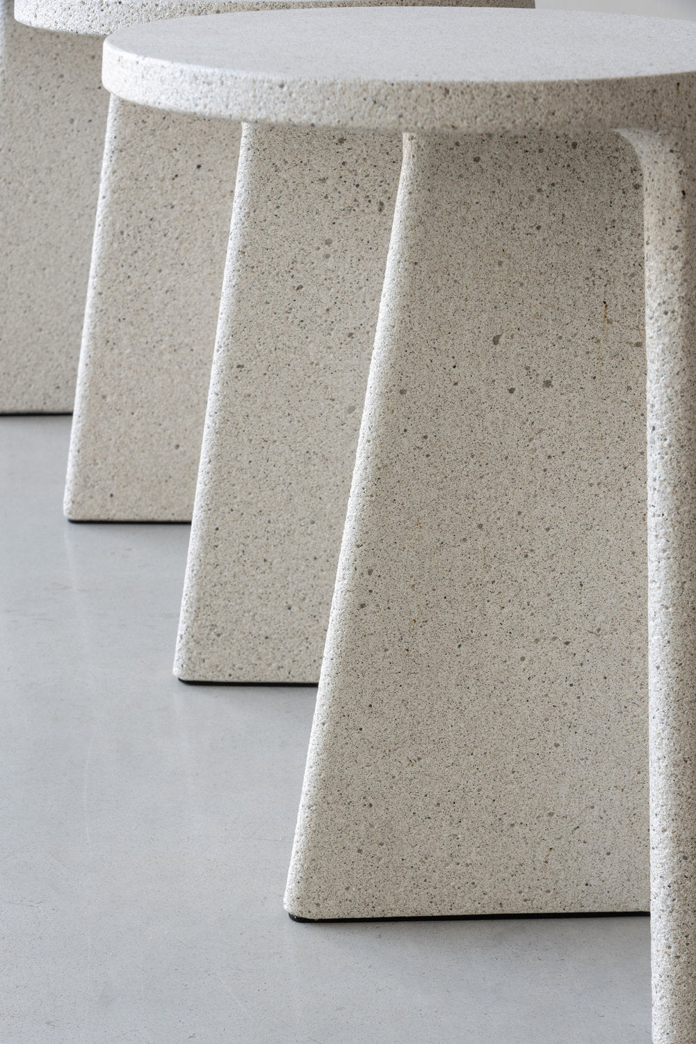 Dettaglio base e piano del tavolino basso Ancora Magis di Ronan Bouroullec in cemento