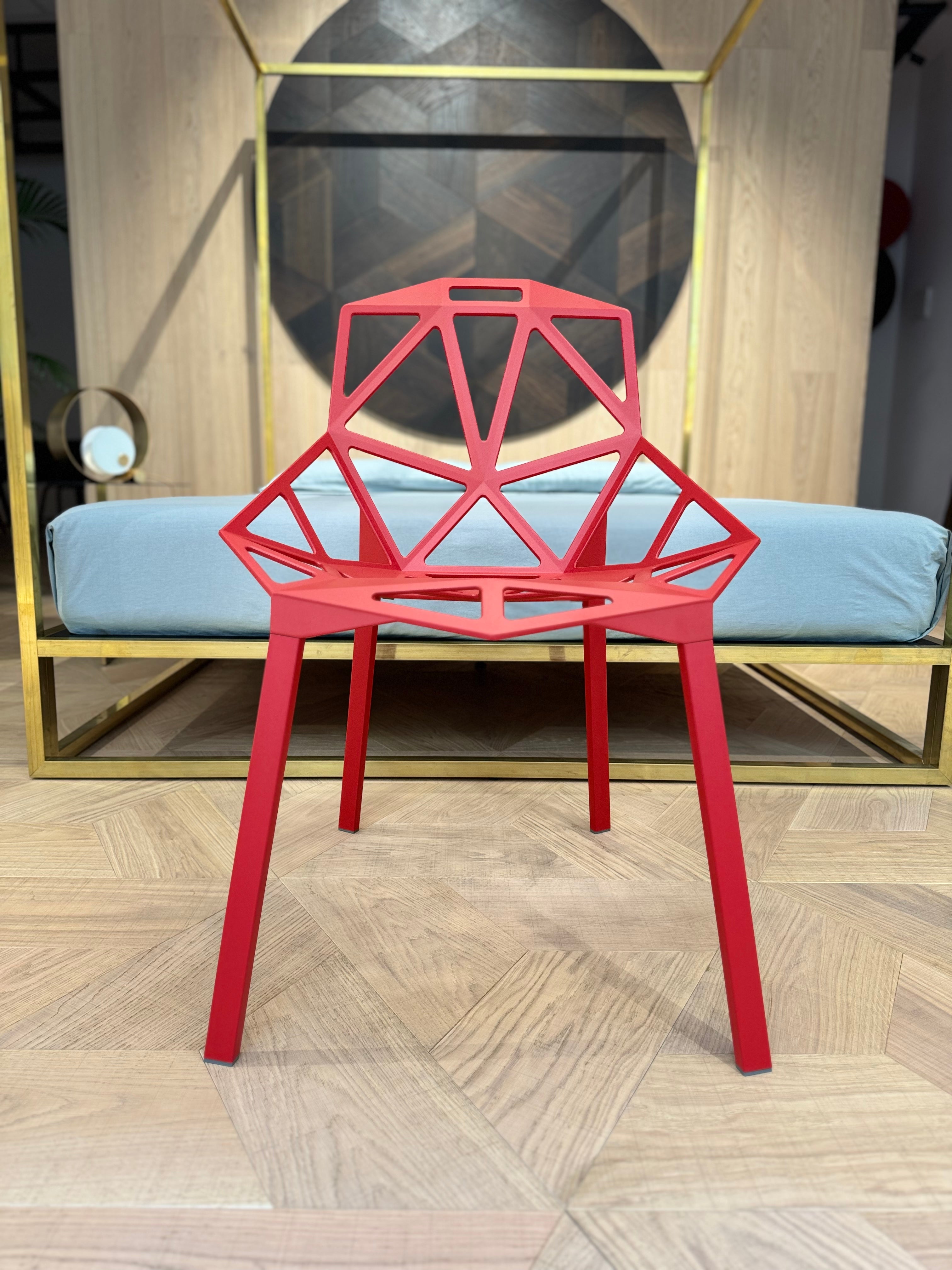 sedia chair one rossa ambientata a milano