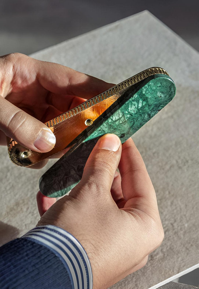 Dettaglio tattile della maniglia Krone Lux Salice Paolo in ottone e marmo Verde Guatemala