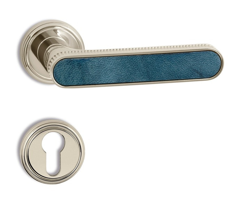 Maniglia Krone Sartorial Salice Paolo su rosetta, in ottone con pergamena blu