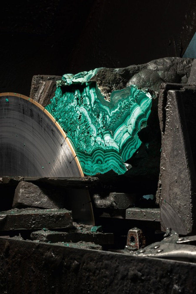 Pietra verde per maniglia Krone Lux Salice Paolo in fase di taglio
