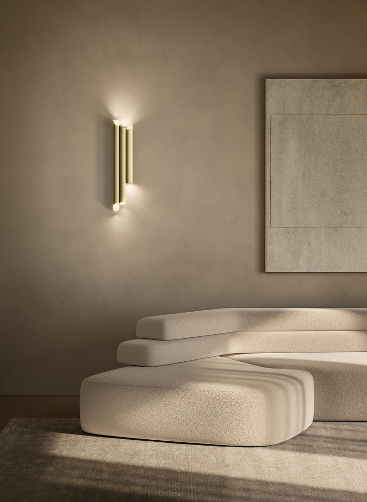 Applique da parete Na-ar A3 di Masiero in ottone rigato, installata in un soggiorno moderno sopra un divano chiaro.