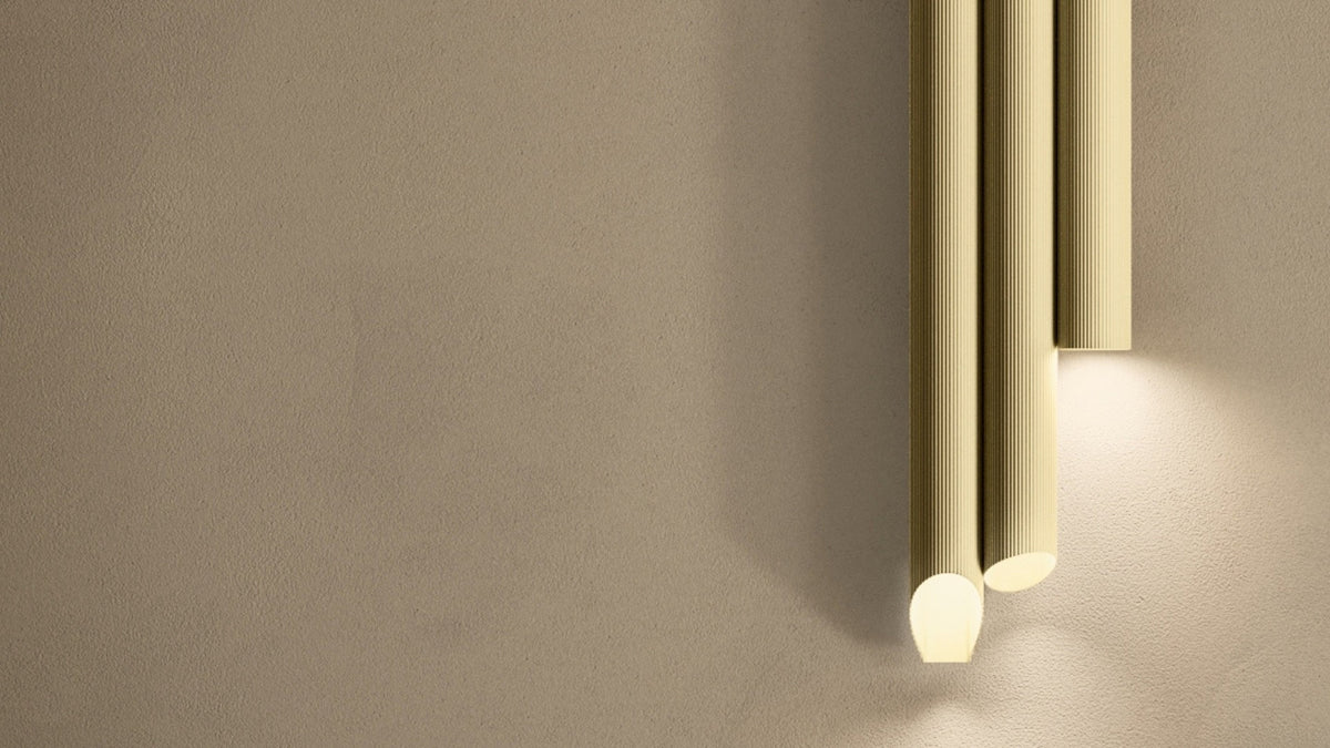 Dettaglio dell'applique Na-ar A3 di Masiero in ottone dorato rigato, con diffusori LED e lavorazione a scanalature verticali.