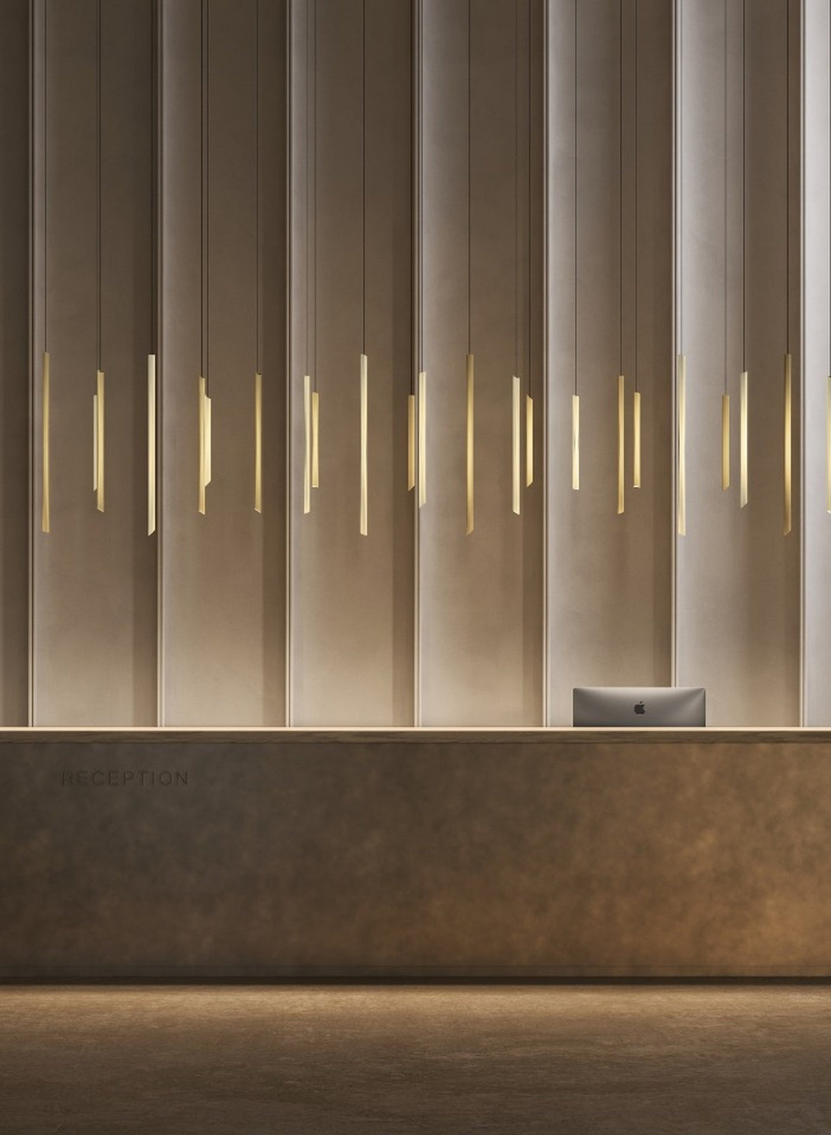 Lampadario lineare Na-ar Cluster 28 Masiero con 28 sospensioni LED in ottone a diverse altezze sopra un banco reception.