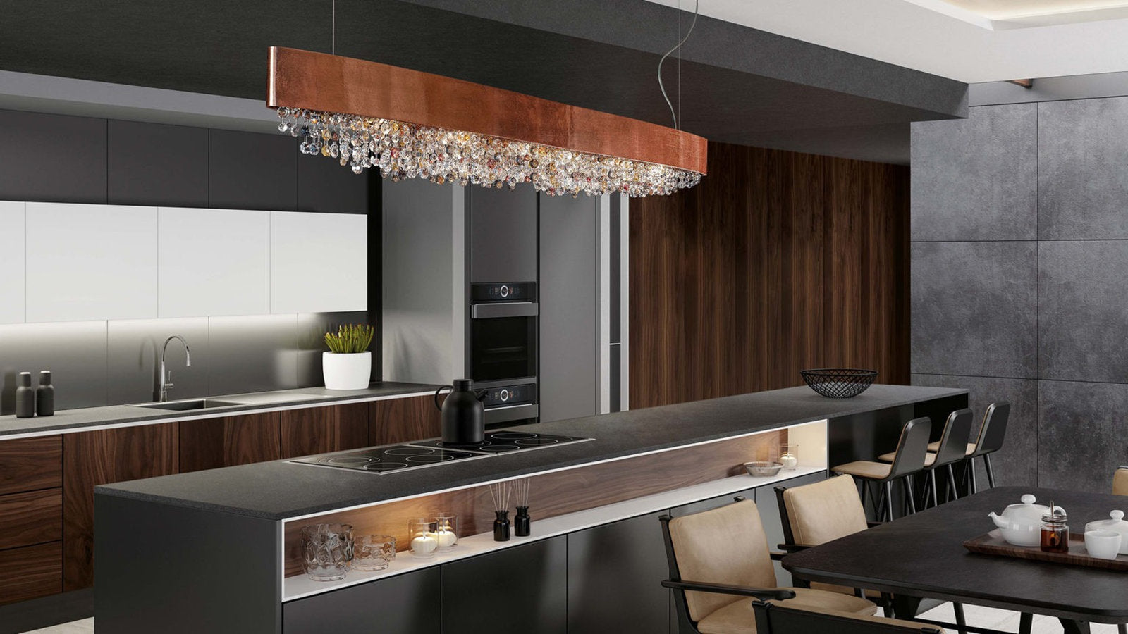 Lampada Olà di Masiero nella versione lineare in metallo ramato e pendenti in vetro colorato, posizionata sopra un’isola cucina in un ambiente moderno.