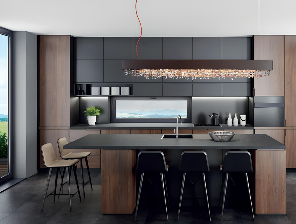 Composizione centrale della lampada Olà di Masiero in una cucina con colonne in legno, isola in pietra e vista sul paesaggio esterno.
